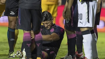 El delantero de las Chivas mostró como en Instagram como ha sido su vida después de la dura lesión que sufrió el sábado ante Tigres.
