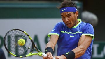 Rafa Nadal devulve una bola durante su partido con Carreño.