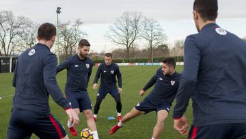 Yeray, Unai N&uacute;&ntilde;ez y Aketxe en un rondo en Lezama.