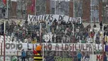 <b>Por la paz.</b> Las pancartas contra el atentado de Madrid poblaron las gradas del estadio de Vallecas.