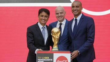 El ex futbolista francés, David Trezeguet (dcha.)