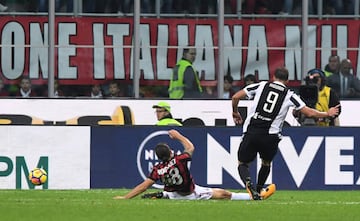 Soccer Football - Serie A - AC Milan v Juventus - San Siro, Milan, Italy - October 28, 2017 Juventus’ Gonzalo Higuain scores their second goal.