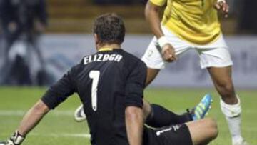 <b>SIN SUERTE. </b>Robinho no tuvo un partido demasiado acertado frente a Ecuador. No logró batir a Elizaga, pero estrelló un disparo en el poste.