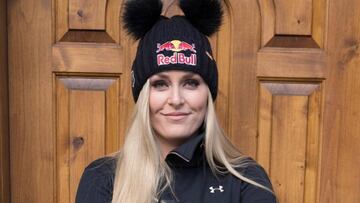 La m&iacute;tica exesquiadora estadounidense Lindsey Vonn posando sonriente con un gorro de Red Bull.