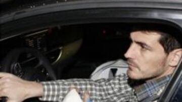 Iker Casillas acudi&oacute; al hospital conduciendo su coche solo a pesar de tener la mano vendada.