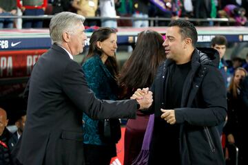 Saludo entre Carlo Ancelotti y Xavi Hernández, entrenadores del Real Madrid y Barcelona respectivamente.