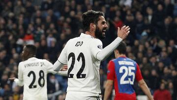 En este instante, Isco se encaró con el público del Bernabéu después de ser silbado.