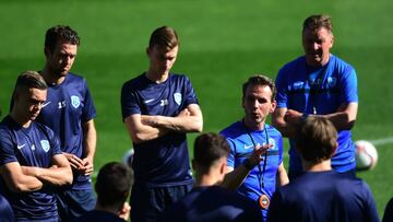 El entrenador del Genk, Albert Stuivenberg, da instrucciones a sus jugadores en un entrenamiento en Vigo en abril de 2017.