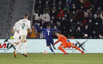 ¡Hazard le da la vuelta a la eliminatoria! Gran balón filtrado de Alaba que recibe el belga, Werner sale del área, pero el madridista llega ante, le regatea y marca a placer






