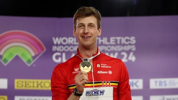 Alexander Doom posa después de lograr el oro en la prueba del 400 metros en el Mundial indoor de Glasgow 2024.