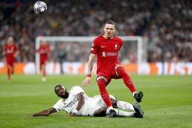 Acción defensiva de Antonio Rüdiger sobre Darwin Núñez.