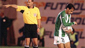 <b>ALFONSO VOLVIÓ A MARCAR</b>. El delantero madrileño seca el balón antes de ejecutar el penalti que al final le dio la victoria al Betis.