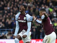 Soccer Football - Premier League - Aston Villa v Leeds United - Villa Park, Birmingham, Britain - February 21, 2026 Aston Villa's Tammy Abraham celebrates scoring their first goal with Ezri Konsa Action Images via Reuters/Paul Childs EDITORIAL USE ONLY. NO USE WITH UNAUTHORIZED AUDIO, VIDEO, DATA, FIXTURE LISTS, CLUB/LEAGUE LOGOS OR 'LIVE' SERVICES. ONLINE IN-MATCH USE LIMITED TO 120 IMAGES, NO VIDEO EMULATION. NO USE IN BETTING, GAMES OR SINGLE CLUB/LEAGUE/PLAYER PUBLICATIONS. PLEASE CONTACT YOUR ACCOUNT REPRESENTATIVE FOR FURTHER DETAILS..