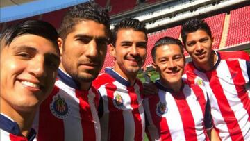 La mañana de este lunes, el Guadalajara se tomó la fotografía oficial del Torneo Clausura 2017 en el Estadio Chivas.