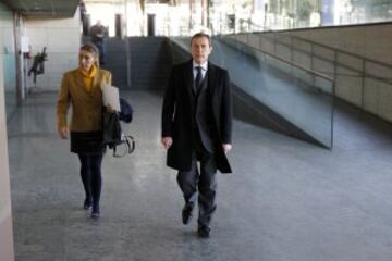 Emilio Butragueño llegando al Salón de actos Luis Aragonés en la Ciudad del Fútbol de Las Rozas.