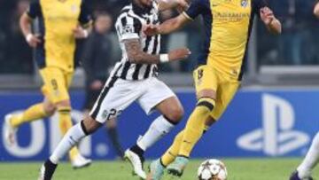 Raúl García conduce el balón ante la presencia de Arturo Vidal
