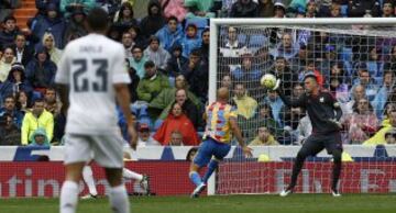 Benzema marca el segundo del Real Madrid con polémica. Al primer remate de Karim Benzema, el delantero estaba en fuera de juego, pero en la segunda jugada recibe la pelota de un jugador del Valencia. Fernández Borbalán finalmente dio el gol por válido.
