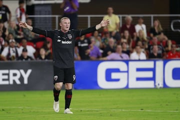 Rooney se mostró participativo en los poco más de 30 minutos disputados y la afición se lo agradeció en todo momento.