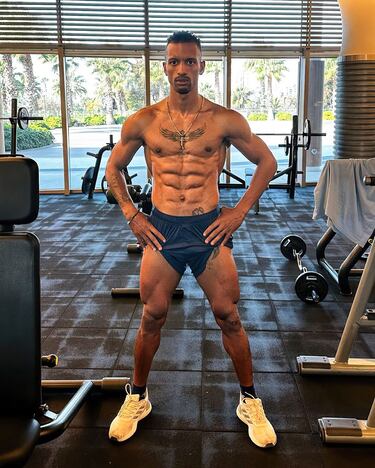 El jugador nacido en Amadora, una ciudad portuguesa que pertenece al distrito de Lisboa, pasó por equipos como el Sporting Lisboa, Manchester United, Valencia CF o Lazio. Actualmente se encuentra defendiendo  la camiseta del Adana Demirspor de la Süper Lig turca. En sus redes sociales (@luisnani) ha demostrado que se encuentra en plena forma física a sus 37 años. 