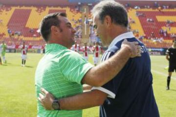 El abrazo de los técnicos: Pablo Guede y Martín Lasarte.
