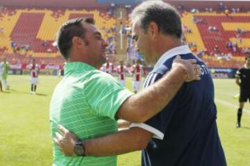 El abrazo de los t&eacute;cnicos: Pablo Guede y Mart&iacute;n Lasarte.