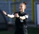 La árbitra Rebecca Welch hace historia en el fútbol inglés