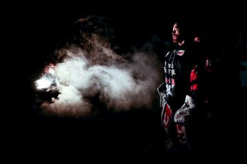 Sebastian Avira, de los Koelner Haie, hace una pausa antes del Juego 4 de cuartos de final de Playoffs. Fotografía de Maja Hitij / Bongarts / Getty Images. 
