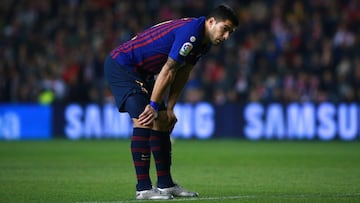 Suárez out for two weeks as Barça suffer treble injury blow