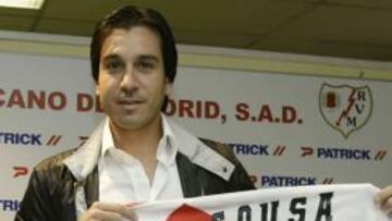 <b>REFUERZO.</b> La última incorporación del Rayo Vallecano, David Francisco Sousa, fue presentado hoy en el estadio Teresa Rivero, donde dijo que llegaba con la intención ayudar al equipo a subir a Primera.