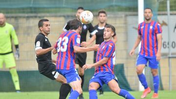 Álvaro pugna con Aketxe en el Amore-Eibar