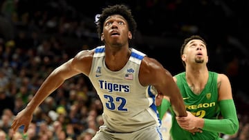 El novato deberá donar 11,500 dólares a la acción caritativa de su elección por imposición de la NCAA además de perderse 11 juegos más con Memphis.