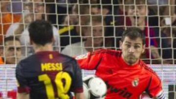 <b>MESSI CONTROLA Y CASILLAS RECHAZA. </b>Espectacular acción que solventa el portero del Madrid y evita el 4-1. El crono se pone en marcha.