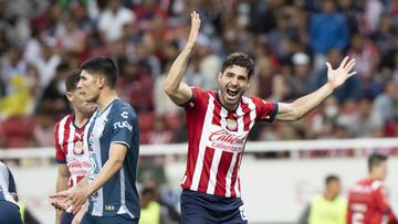 Antonio Briseño le reclama al árbitro durante el partido entre Chivas y Pachuca.