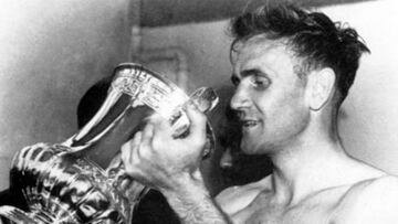 Don Revie, con la Copa de 1956.