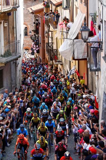 Decimosegunda etapa entre Cuneo y Pinerolo de 156 km.