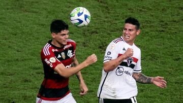 AME520. RÍO DE JANEIRO (BRASIL), 13/08/2023.- Ayrton Lucas de Flamengo (izq) disputa el balón con James Rodríguez (d) de Sao Paulo, durante un partido por el Campeonato Brasileño de Serie A en el estadio de Maracaná, en Río de Janeiro (Brasil). EFE/ Antonio Lacerda