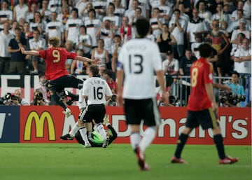 Fernando Torres marca el único gol de la final de la Eurocopa 2008 ante Alemania.