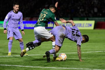 Karim El Kounni forcejea con Dani Ceballos ante la atenta mirada de Eden Hazard.