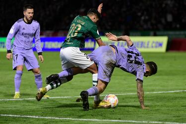 Karim El Kounni forcejea con Dani Ceballos ante la atenta mirada de Eden Hazard.