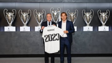 Florentino Pérez y Luka Modric posan con la camiseta conmemorativa de la renovación del croata con el Real Madrid hasta 2023.