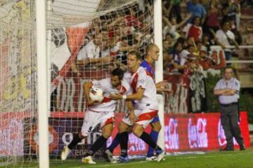 Tamudo celebrando un gol con el Rayo Vallecano. 