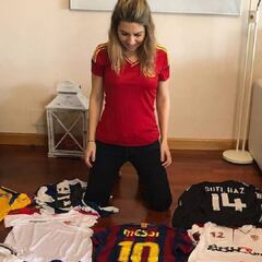 La espectacular colección de camisetas de Susana Guasch: Messi, De la Peña, Guti...