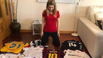 La espectacular colección de camisetas de Susana Guasch: Messi, De la Peña, Guti...