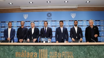 Angel María Villar, a la derecna de la imagen,.