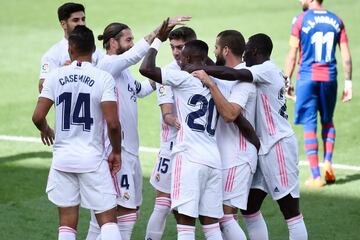 Los jugadores del Real Madrid celebran el 0-1 de Vinícius. 