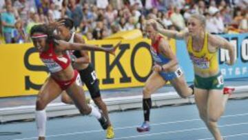 La estadounidense Brianna Rollins (izquierda) se impone ante la australiana Sally Pearson. 