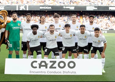 Once del Valencia: Mamardashvili; Thierry, Cömert, Cenk, Gayà; Javier Guerra, Nico, Almeida; Diego López, Cavani y Kluivert.