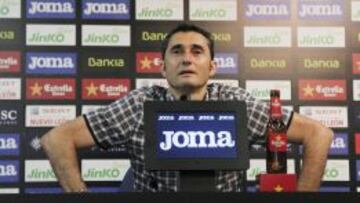 SALIÓ AL PASO. Ernesto Valverde pidió el micrófono para explicar el paso que dio con el Valencia
