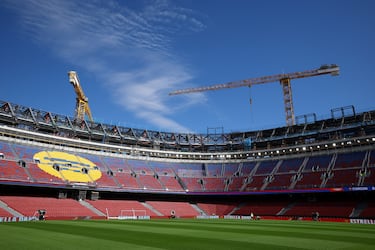 Vista de las grúas desde el interior del estadio.