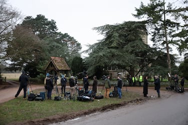 Miembros de los medios de comunicación se reúnen fuera de la finca de Sandringham, un día después de que Andrew Mountbatten-Windsor, hermano menor del rey Carlos de Gran Bretaña, anteriormente conocido como el príncipe Andrés, fuera liberado tras ser arrestado bajo sospecha de mala conducta en un cargo público, después de que el Departamento de Justicia de Estados Unidos publicara más registros vinculados al difunto financiero y delincuente sexual convicto Jeffrey Epstein.